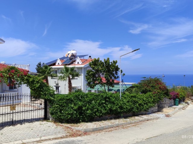 Girne Esentepe'de Deniz ve Dağ Manzaralı Konforlu Müstakil Ev