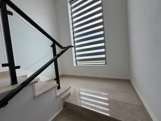 Yeni Boğaziçi'ndeki Popüler ve Seçkin "Orchad" Rezidansında, Havuz Yaninda, Çatı Terası ve Bahçesi Bulunan, 280 Metrekarelik, Lüks, 3+1 Müstakil, Tamamen Mobilyalı Villa.
