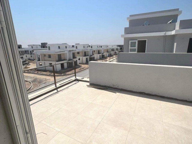 İskele Longbeach Bölgesinde Lux Havuzlu Sitede Satılık 1+1 Penthause Aralık 2023 Teslim - Fotoğraf 3