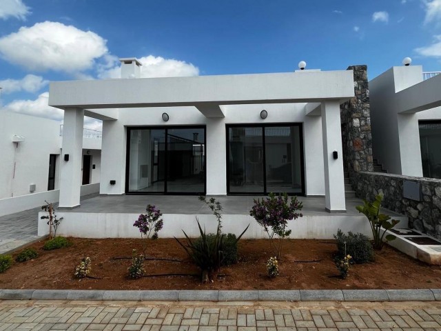 Yeni Erenköy'de, Nefes Kesen Deniz ve Havuz Manzaralı, Bahçeli ve Barbekü Alanlı Çatı Terasına Sahip, 2+1 Odalı, Güzel Bir Bungalov Villa. Fiyata KDV ve Trafo Dahildir. - Fotoğraf 2