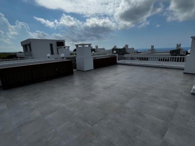 Yeni Erenköy'de, Nefes Kesen Deniz ve Havuz Manzaralı, Bahçeli ve Barbekü Alanlı Çatı Terasına Sahip, 2+1 Odalı, Güzel Bir Bungalov Villa. Fiyata KDV ve Trafo Dahildir. - Fotoğraf 3