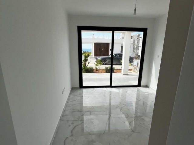 Yeni Erenköy'de, Nefes Kesen Deniz ve Havuz Manzaralı, Bahçeli ve Barbekü Alanlı Çatı Terasına Sahip, 2+1 Odalı, Güzel Bir Bungalov Villa. Fiyata KDV ve Trafo Dahildir. - Fotoğraf 4