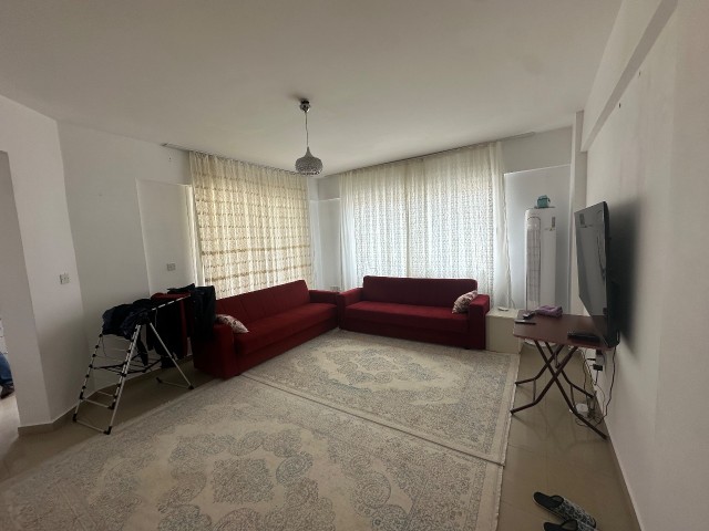 Gazimağusa Karakol Bölgesinde Satılık 3+1 Daire - Fotoğraf 2
