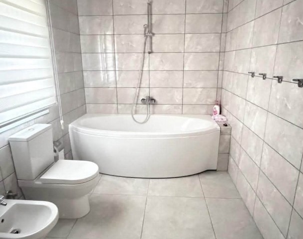 İskele Bölgesinde "Sea Pearl" Sitede Müstakil 2 Katlı 3+1 Villa. Denize 150 M! 3. Kat Terrasadan Deniz ve Dağ Manzarası var! Devri dahil! - Fotoğraf 4