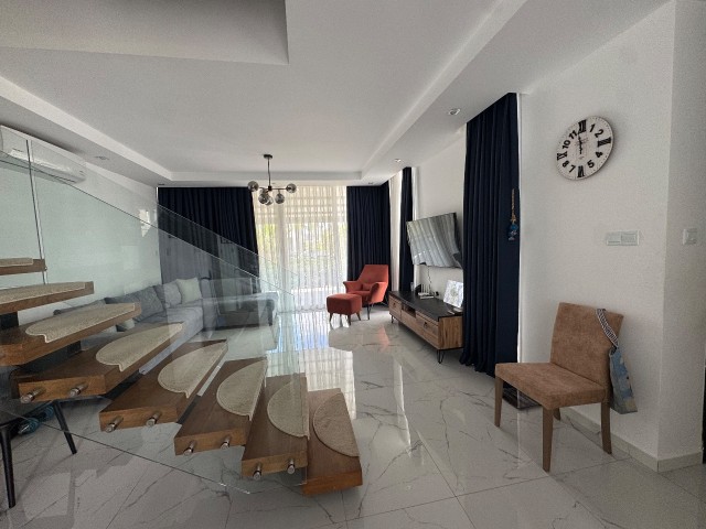Sicak Teklif! Denize Sıfır! Lüks Four Seasons Residence 1'De Çatı Terası Bulunan, Tam Eşyalı, 2+1 Villa! Vergiler Ödendi! Eşdeğer Tapu Hazır!
