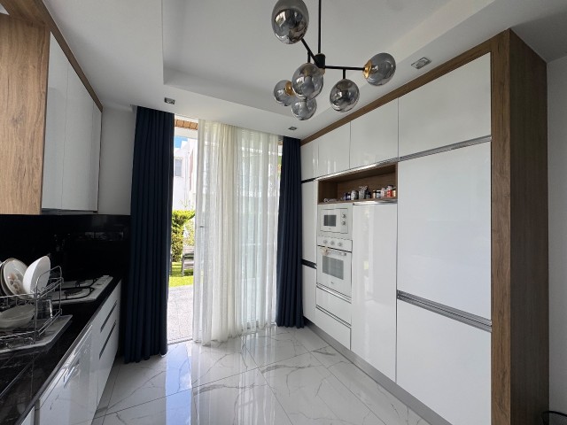 Sicak Teklif! Denize Sıfır! Lüks Four Seasons Residence 1'De Çatı Terası Bulunan, Tam Eşyalı, 2+1 Villa! Vergiler Ödendi! Eşdeğer Tapu Hazır! - Fotoğraf 3
