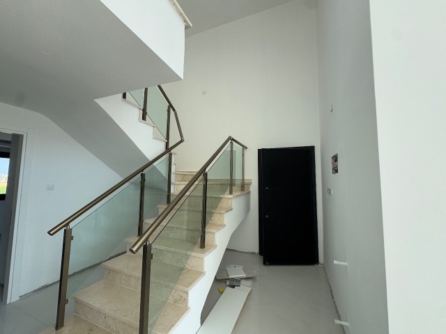 İskele'de Fiora residence'da 168m2 ve 78m2'lik çatı bahçesine özel erişimli 3+2 Loft Dubleks daire daire! Denize 200 m!