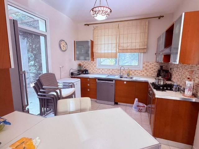 Girne’nin Kalbinde | 719 m² Bahçeli 5 Odalı Villa | Yaşam + Ticari Fırsat - Fotoğraf 2