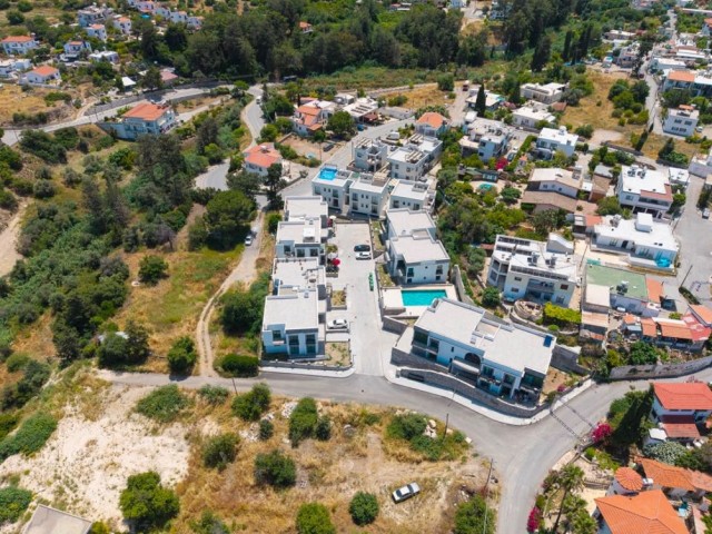 Girne Çatalköyde 3+1 Bahçeli Site İçi Dağ ve Deniz Manzaralı Satılık Daire - Fotoğraf 3