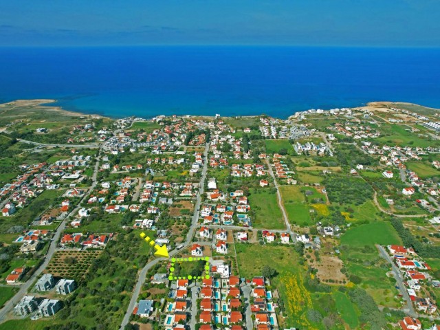 50% EV + Kyrenia'da Şehir ve Dağ Manzaralı Satılık 1338 m² Arsa Fırsatı!