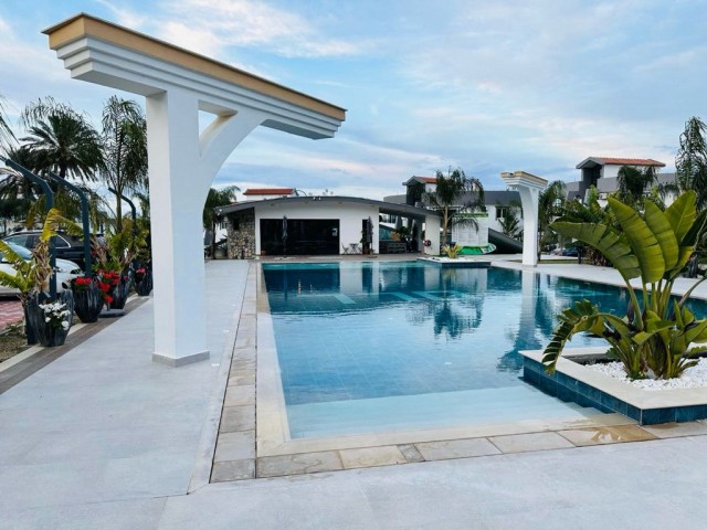 Girne Karaoğlan oğlunda lux bir site içerisinde satılık full eşyalı 1+1 daire