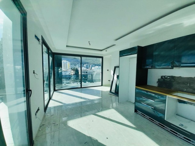 Girne Merkez'de Satılık Lüks Penthouse - Şehir ve Doğa Manzarası!