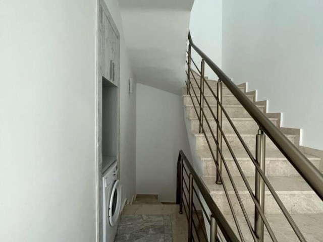 Karşıyaka'da Deniz ve Dağ Manzaralı Satılık 2+2 Villa - Fotoğraf 2