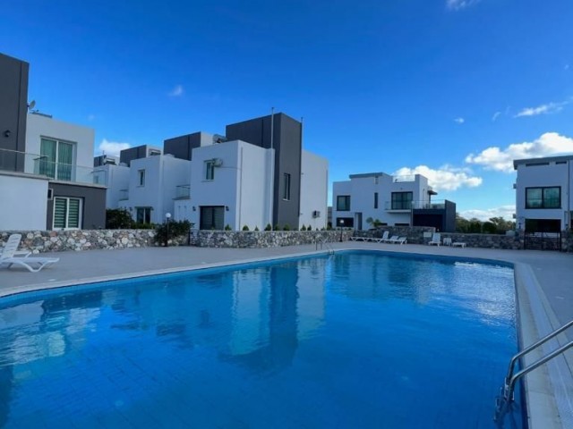 Karşıyaka'da Deniz ve Dağ Manzaralı Satılık 2+2 Villa - Fotoğraf 3