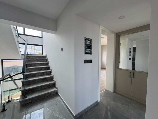 Girne Alsancak'ta Özel Havuzlu, Otellere Yürüme Mesafesinde Satılık 3+2 Villa - Fotoğraf 2
