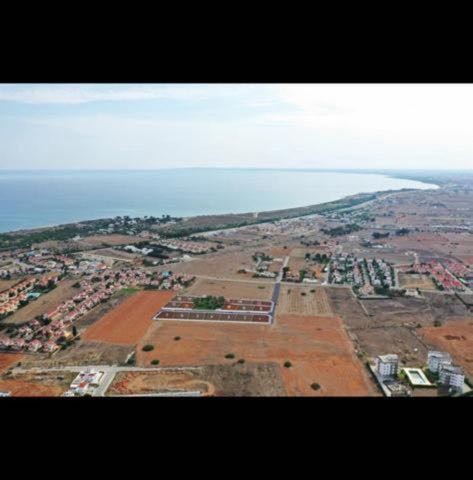İskele bahçeler’de 625 m2 kare arsa ‘ bütün alt ve üst yapısı hazır ..