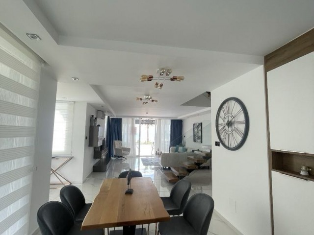 İskelenin en nezih sitesinde satılık 3+1 özel havuzlu villa . - Fotoğraf 2