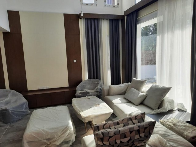 Girne Karaoğlanoğlu'nda Türk Tapulu ve Özel Havuzlu Satılık Lüks 3+1 Tripleks Villa