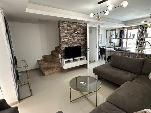 Girne Karaoglanoglu'da havuzlu bir sitede 3+2 lüks triplex ikiz villa,