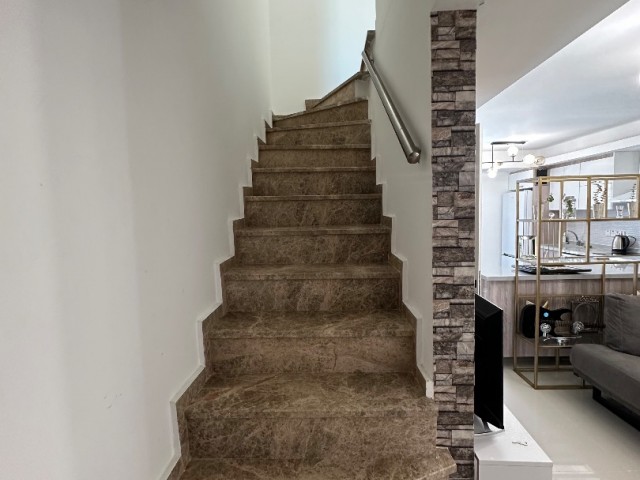 Girne Karaoglanoglu'da havuzlu bir sitede 3+2 lüks triplex ikiz villa, - Fotoğraf 2