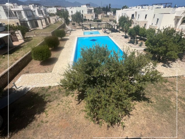 🏝️ Turtle Bay Village,📍Girne / Esentepe -📜 Koçanı Hazır Satılık 2+2 Penthouse Daire |🛋️Eşyalı & Mobilyalı |🌊Deniz, Dağ ve Havuz Manzaralı |💷Herşey Dahil ~ £115.000 | KIZILÖRS INVESTMENT - Fotoğraf 2