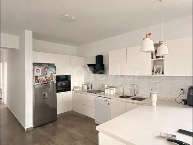Bedis Tower Apt, Gazimağusa / Yeniboğaziçi - Koçanı Hazır Satılık 2+1 Penthouse | Deniz ve Orman Manzaralı | Herşey Dahil ~ 210.000 £ | KIZILÖRS INVESTMENT - Fotoğraf 4
