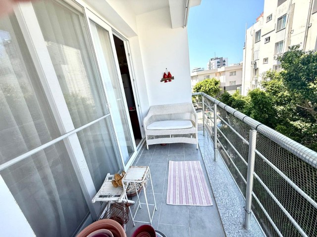 Girne Tam merkezde Satılık 2+1 Daire