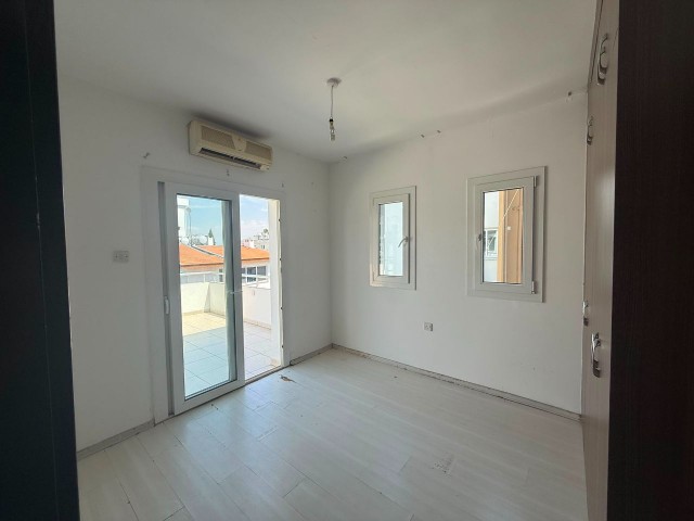 Küçük Kaymaklı'da Türk Koçanlı 2+1 Penthouse Satılık Daire - Fotoğraf 2