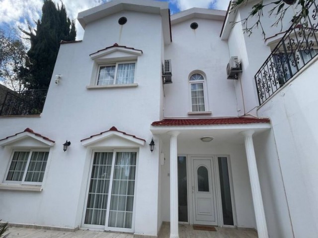 Kuzey Kıbrıs Gayrimenkulü: İskele’de Havuzlu ve Bahçeli Lüks Villa SV-5-0078
