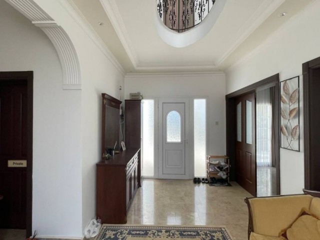 Kuzey Kıbrıs Gayrimenkulü: İskele’de Havuzlu ve Bahçeli Lüks Villa SV-5-0078 - Fotoğraf 2