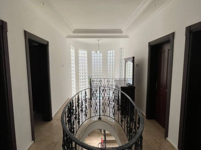 Kuzey Kıbrıs Gayrimenkulü: İskele’de Havuzlu ve Bahçeli Lüks Villa SV-5-0078 - Fotoğraf 3