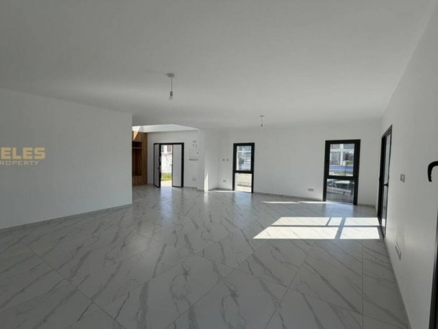 Ozanköy, Kuzey Kıbrıs’ta deniz kenarında modern villa SV-3-0447