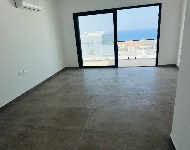 Eşsiz Deniz ve Dağ Manzaralı Modern Villa – Esentepe, Kuzey Kıbrıs 🌿 Island Life Cyprus, modern mimariyi, nefes kesici manzaraları ve büyüleyici Akdeniz yaşamını mükemmel şekilde birleştiren, yeni tamamlanmış 3 yatak odalı, 3 banyolu müstakil villayı sizlere sunmaktan mutluluk duyar. - Fotoğraf 4