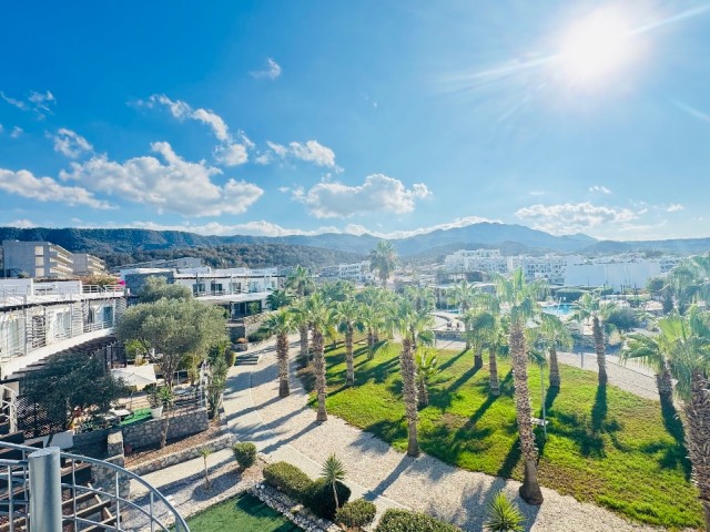 Bahçeli’de Nadir Bir Sahil İncisi – Palm Bay View Palm Bay View’un çok rağbet gören sahil yerleşiminde, iki yatak odalı ve iki banyolu güzel bir çatı katı dairesine sahip olma konusunda olağanüstü bir fırsat. Bu mülk mülkiyeti size ait olacak şekilde (freehold) satılmaktadır, taşınmaya hazırdır ve t - Fotoğraf 3