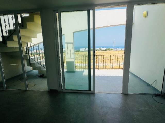 Bahçeli’de Muhteşem 360° Deniz ve Dağ Manzaralı, Yenilenmiş 2+1 Penthouse - Fotoğraf 2