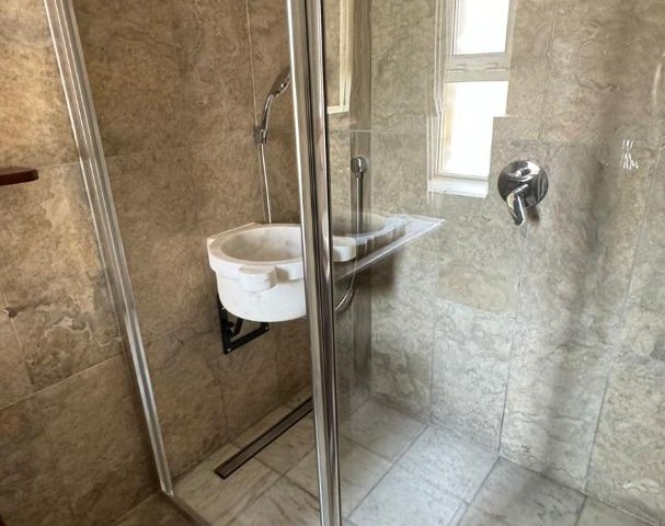 Bahçeli'de, Palm Bay View'da aranan sahil geliştirme bölgesinde 2 adet çift kişilik yatak odalı güzel bir Penthouse daireye sahip olmak için harika bir fırsat. Müstakil tapulu ve doğrudan taşınmaya hazır, sitede 2 harika restoran, büyük ortak havuz, spor salonu, plaja inen merdivenler