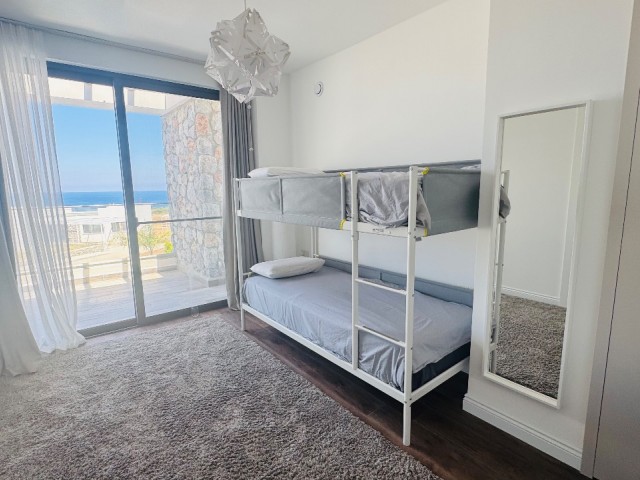 **Lüks deniz kenarı konumda yer alan bu 4 yatak odalı villa, çağdaş yaşam alanları, özel yüzme havuzu ve eşsiz Akdeniz yaşam tarzını bir arada sunuyor.** ✨