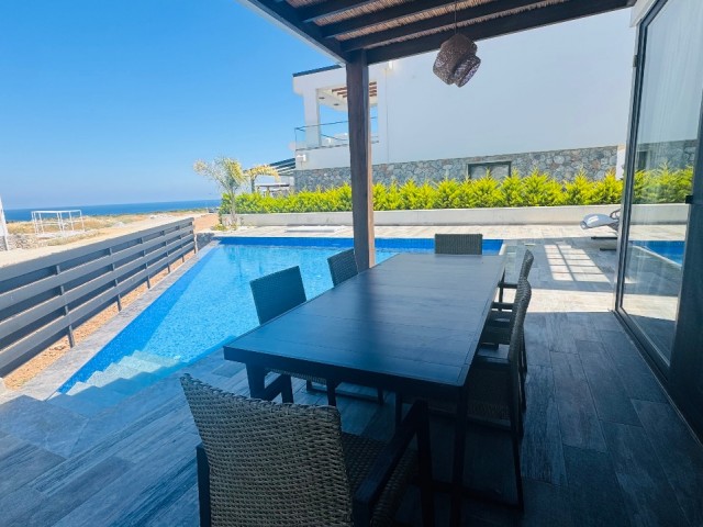 **Lüks deniz kenarı konumda yer alan bu 4 yatak odalı villa, çağdaş yaşam alanları, özel yüzme havuzu ve eşsiz Akdeniz yaşam tarzını bir arada sunuyor.** ✨ - Fotoğraf 2