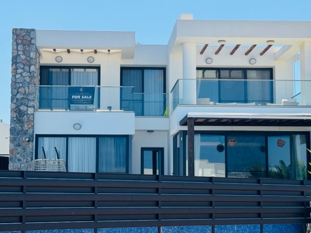 **Lüks deniz kenarı konumda yer alan bu 4 yatak odalı villa, çağdaş yaşam alanları, özel yüzme havuzu ve eşsiz Akdeniz yaşam tarzını bir arada sunuyor.** ✨ - Fotoğraf 4