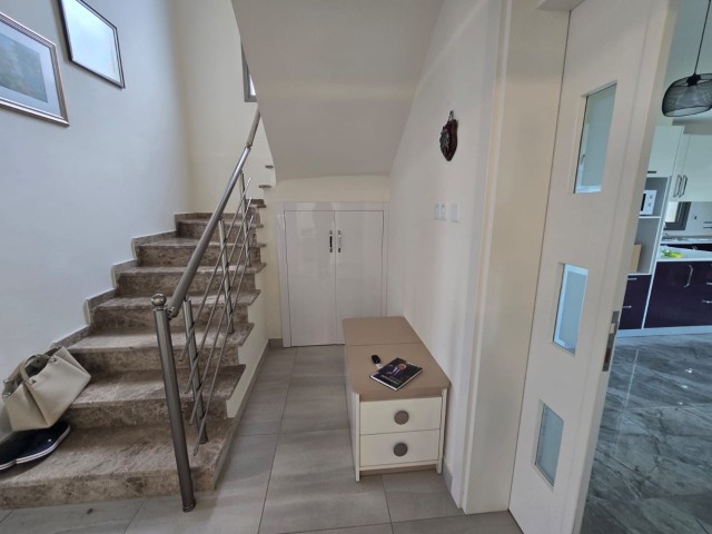 Girne Lapta'da Denize Yakın, Doğa ve Dağ Manzaralı Yarı Eşyalı 3+1 Ortak Yüzme Havuzlu Satılık Villa - Fotoğraf 2