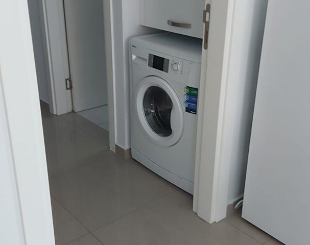 1 + 1 küçük kaymaklı merkezde kiracı garantili bir lokasyona sahip 1+1 dairemiz esyalı ve kiracılı olarak yeni sahibini beklemektedir. İster yatırım olarak ister kendiniz kalarak zaman ve yakıt gideriden ekonomi yaparak uygun fiyat a bu dairenin sahibi olablirsiniz.Alacak olan müşterimize hayırlı