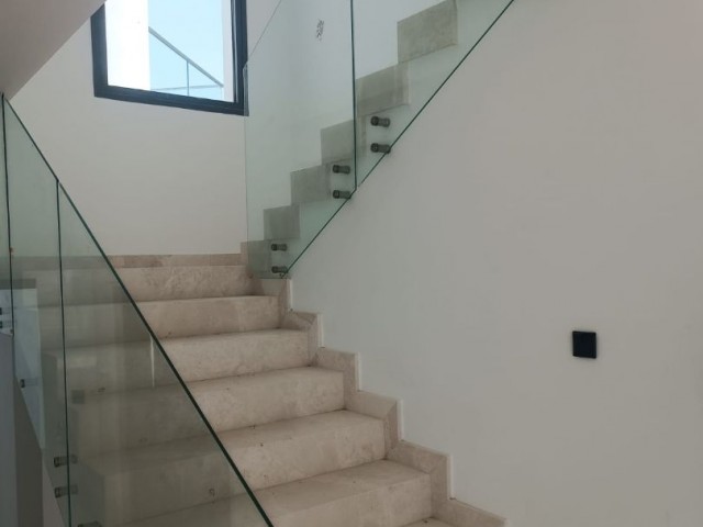 Yukarı Girne 4 yatak odalı taşınmaya hazır villa