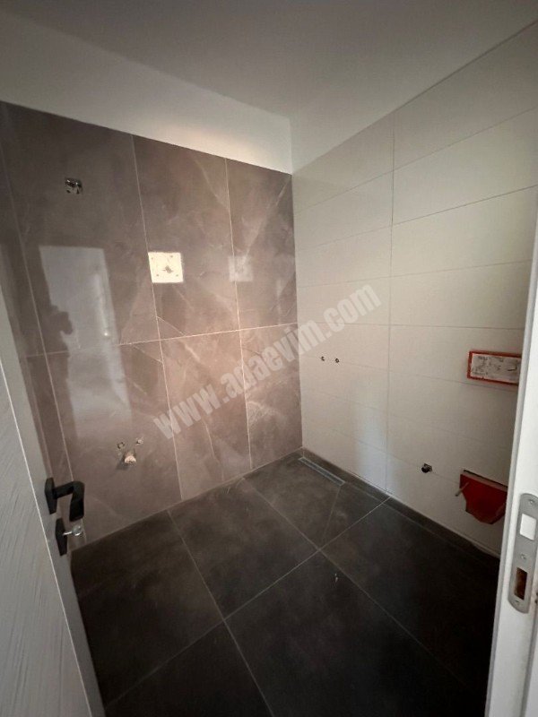 Gönyeli Bölgesinde 135 m2 , 3 Yatak Odalı ,Son 2 Zemin Kat oplamda 4 Daireden Oluşan Projemizdeki Daireler Satılık