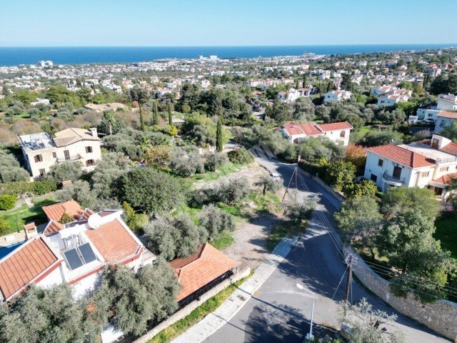 Satılık Arsa - Bellapais | Dağ ve Deniz Manzaralı 