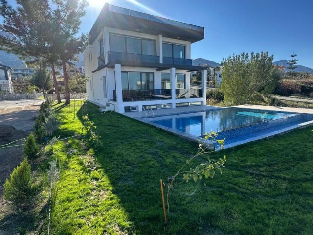 Çatalköy'de satılık özel havuzlu 5+2 villa