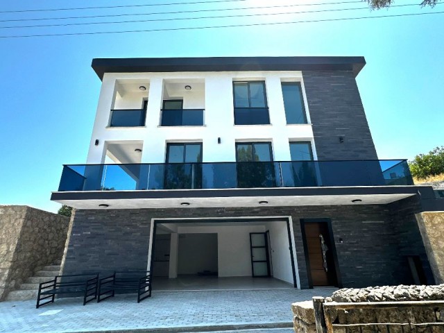 Muhteşem dağ ve deniz manzaralı villa