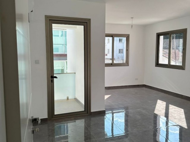 Girne merkezde ticari izinli kiralık geniş iş yeri