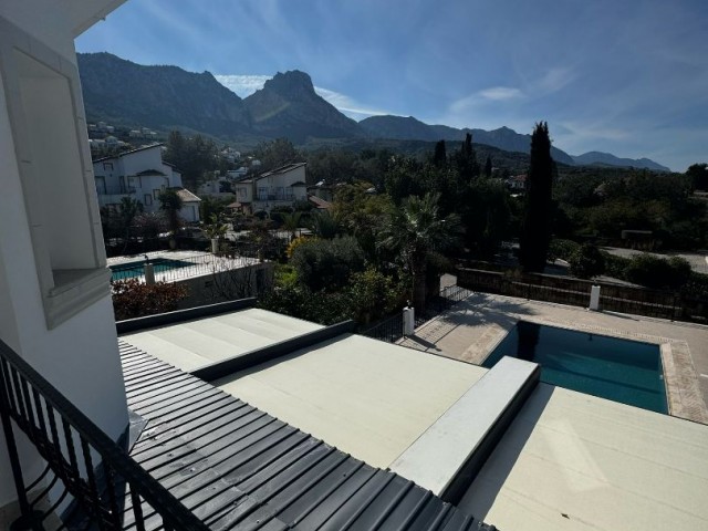 Zeytinlik bölgesinde satılık özel havuzlu Türk tapulu villa