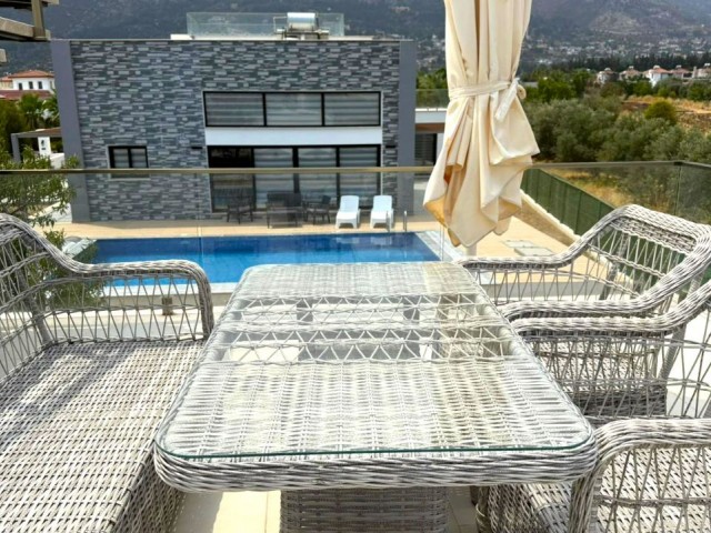 Girne Karşıyaka Satılık 3+1 Özel Havuzlu Villa