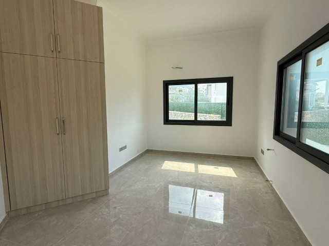 Alsancak bölgesinde satılık 1200m2 arsa içinde villa